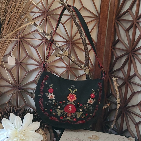 BEAUTIFUL BLACK EMBROIDERED ZIP TOP HANDBAG.MULTI - Picture 1 of 16